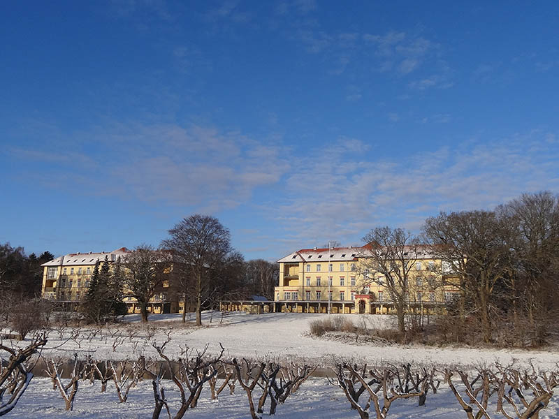 Billede af bygningerne taget på en solrig vinterdag