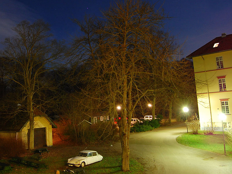 Bygningen og parkeringspladsen udenefra